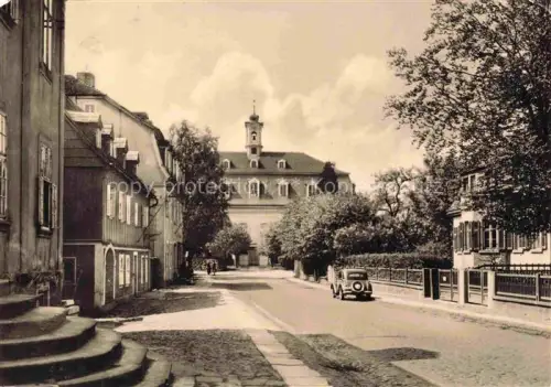 AK / Ansichtskarte Herrnhut Loebau Goerlitz Sachsen Comeniusstrasse Barockgebaeude Strassenszene Pkw Kopfsteinpflaster Baeume Herrenhaus