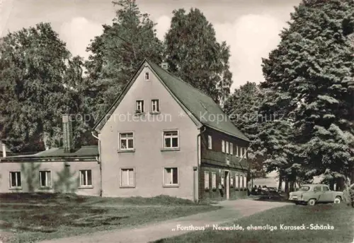 AK / Ansichtskarte Neuwalde (Forsthaus) NEUGERSDORF  Goerlitz Sachsen Forsthaus Karaseck-Schaenke Gaststaette Auto Baeume Wald