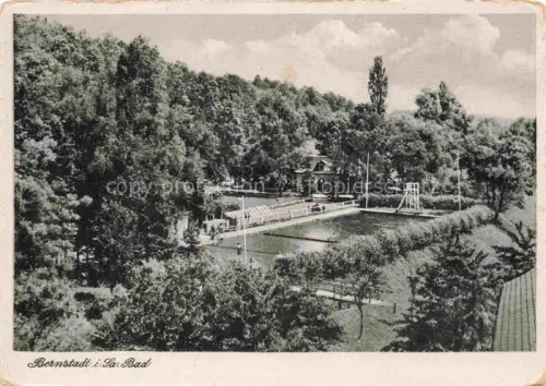 AK / Ansichtskarte Bernstadt Oberlausitz Eigen Loebau Goerlitz Sachsen Freibad Schwimmbad Sprungturm Baeume Wald
