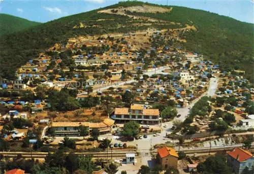 AK / Ansichtskarte Boulouris Frejus Draguignan 83 Var Camping-International Ile-d Or Route-Nationale-98 Fliegeraufnahme Haeuser Kuestenort Berg