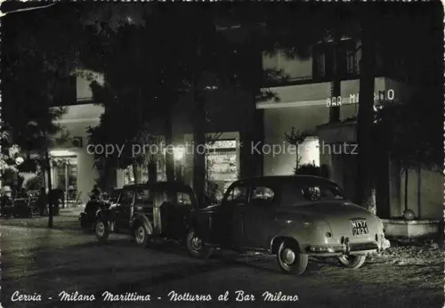 AK / Ansichtskarte Tagliata Bar-Milano Notturno Nachtaufnahme Autos Neonreklame Strasse Baeume