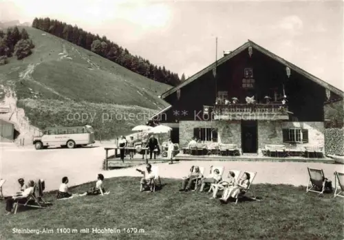 AK / Ansichtskarte Steinberg-Alm 1265m Ruhpolding Bayern Steinberg-Alm Hoechtella Alm Almhuette Bus Liegestuehle Gaeste Berge