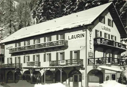 AK / Ansichtskarte Canazei Fassatal Pozza di Fassa Trentino IT Hotel-Laurin Canazei Dolomiten Schnee Winter Bar Café Gelateria Balkon