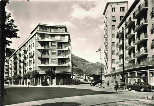 AK / Ansichtskarte Bozen  BOLZANO Suedtirol IT Via-Roma Via-Vicenza Mehrfamilienhaeuser Strassenszene Autos Bar Berge Bozen