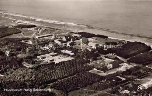AK / Ansichtskarte Sahlenburg Nordseebad Cuxhaven Niedersachsen Nordheimstiftung Kueste Nordsee Wald Gebaeude Luftaufnahme Deich