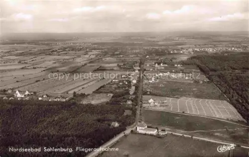 AK / Ansichtskarte Sahlenburg Nordseebad Cuxhaven Niedersachsen Felder Wald Strasse Siedlung Luftaufnahme Kuestenebene