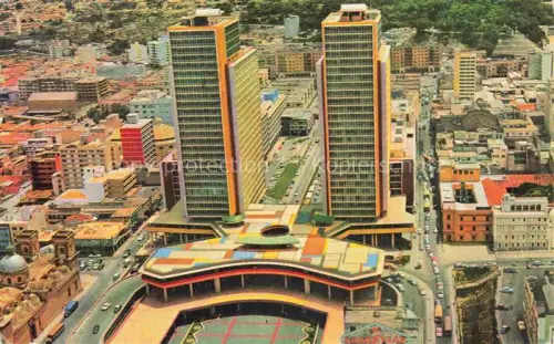 AK / Ansichtskarte CARACAS Venezuela Centro-Simón-Bolívar Zwillingstuerme Hochhaus Stadtmitte Luftaufnahme Strassen Goodyear