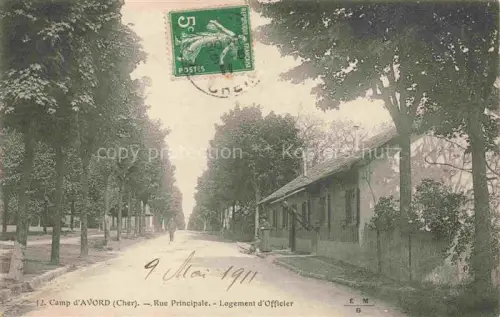 AK / Ansichtskarte Camp d Avord BOURGES 18 Cher Camp-d Avord Rue-Principale Logement-d Officier Militaerlager Allee Kaserne Soldaten