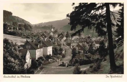AK / Ansichtskarte Lautenthal Harz Langelsheim Goslar Bischofstal Oberharz Dorf Kirchturm Haeuser Tal Wald Berge