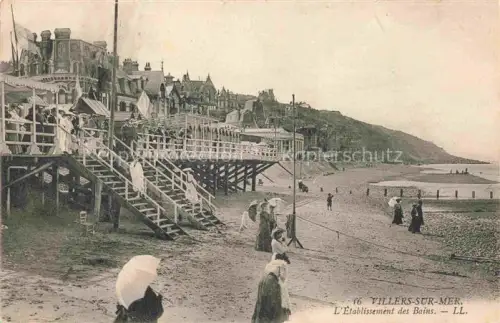 AK / Ansichtskarte VILLERS-SUR-MER Lisieux 14 Calvados Établissement-des-Bains Badeanstalt Steg Damen Sonnenschirme Strand Klippen
