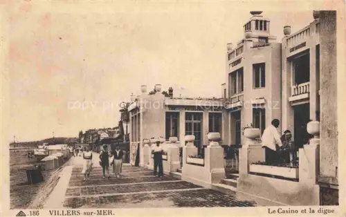 AK / Ansichtskarte VILLERS-SUR-MER Lisieux 14 Calvados Le-Casino La-Digue Café-Brasserie Pâtisserie Strandpromenade Passanten