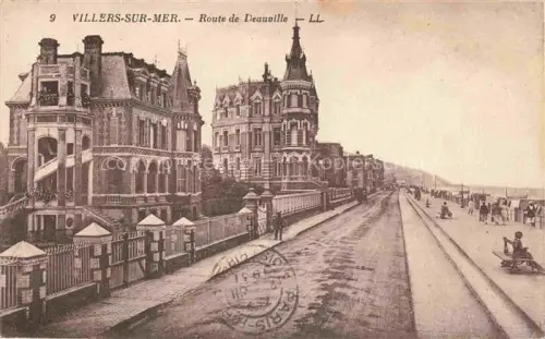 AK / Ansichtskarte VILLERS-SUR-MER Lisieux 14 Calvados Route-de-Deauville Villen Strandpromenade Meer Passanten Gruenderzeitvilla