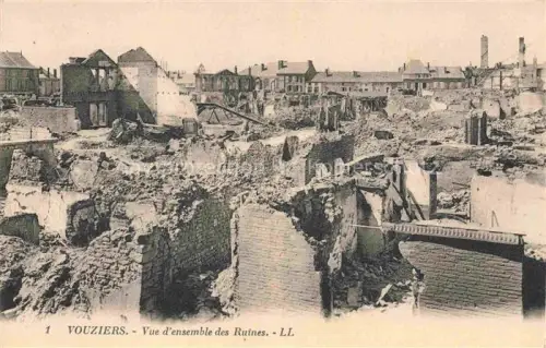 AK / Ansichtskarte VOUZIERS Aisne 08 Ardennes Ruinen Kriegszerstoerung WK1 Backsteingebaeude Schutt Schornstein