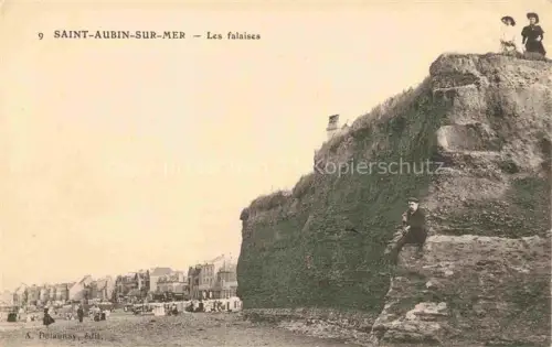 AK / Ansichtskarte Saint-Aubin-sur-Mer CAEN 14 Calvados Falaises Klippen Strand Strandpromenade Haeuser Meer Spaziergaenger