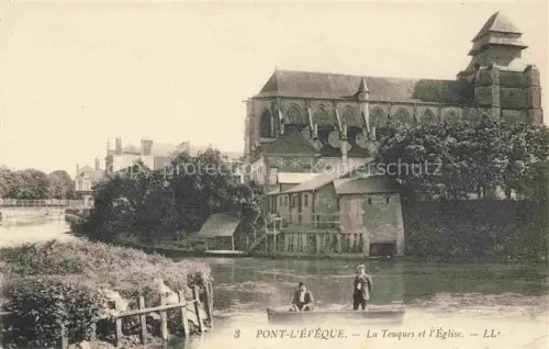 AK / Ansichtskarte Pont-l Eveque  Lisieux 14 Calvados La-Touques Église Fluss Boot Maenner Kirchturm Baeume Ufer