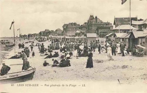 AK / Ansichtskarte Lion-sur-Mer CAEN 14 Calvados Vue-générale-de-la-Plage Strand Badegaeste Boote Strandhuetten Villen Menschenmenge