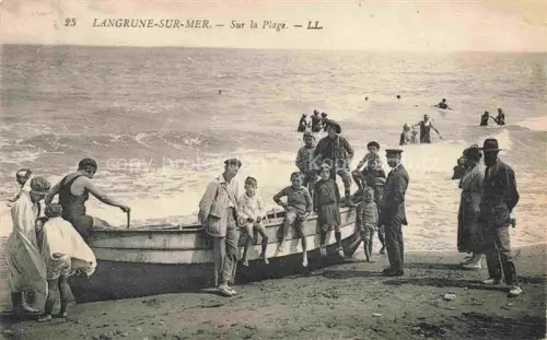 AK / Ansichtskarte LANGRUNE-SUR-MER 14 Calvados Sur-la-Plage Strand Boot Kinder Matrosen Badende Meer Wellen