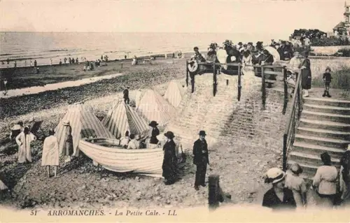AK / Ansichtskarte Arromanches-les-Bains Bayeux 14 Calvados La-Petite-Cale Strand Boot Strandkorb Treppe Kiesstrand Passanten Meer