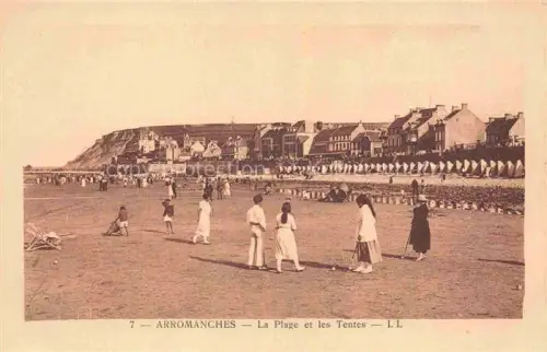 AK / Ansichtskarte Arromanches-les-Bains Bayeux 14 Calvados La-Plage-et-les-Tentes Strand Zelte Badegaeste Strandpromenade Klippe Haeuser Meer