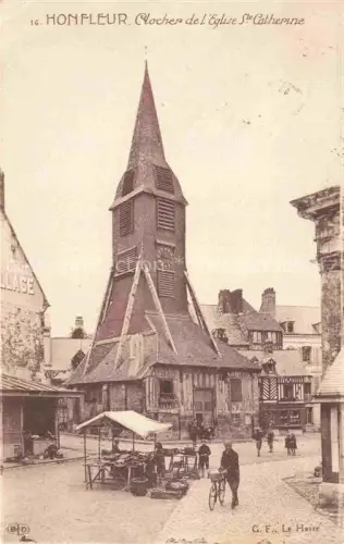 AK / Ansichtskarte HONFLEUR Lisieux 14 Calvados Clocher Eglise-Sainte-Catherine Kirchturm Marktstand Fachwerkhaus Platz Fahrrad