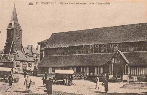 AK / Ansichtskarte HONFLEUR Lisieux 14 Calvados Eglise-Sainte-Catherine Kirchturm Fachwerkkirche Marktstand Passanten Platz