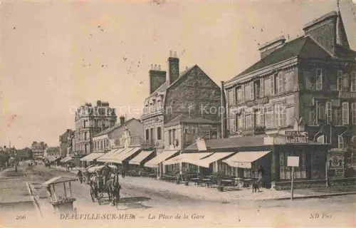 AK / Ansichtskarte DEAUVILLE-SUR-MER Lisieux 14 Calvados Place-de-la-Gare Agence-Renault Pferdewagen Hotel Geschaefte Strasse Kutsche