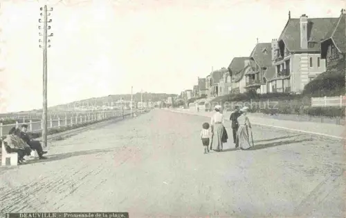 AK / Ansichtskarte DEAUVILLE-SUR-MER Lisieux 14 Calvados Promenade-de-la-plage Villen Strandpromenade Familien Spaziergaenger Huegel