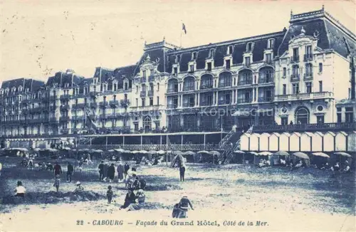 AK / Ansichtskarte CABOURG 14 Calvados Grand-Hôtel Strand Badegaeste Strandkabinen Meer Fassade