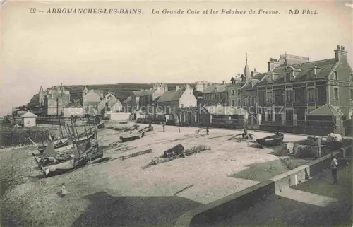 AK / Ansichtskarte Arromanches-les-Bains Bayeux 14 Calvados Grande-Cale Falaises-de-Fresne Hafen Fischerboote Strand Klippen Ortschaft