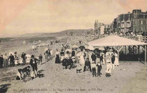 AK / Ansichtskarte VILLERS-SUR-MER Lisieux 14 Calvados Plage Badesaison Strandgaeste Sonnenschirme Badekabinengeruest Grand-Rue Munster