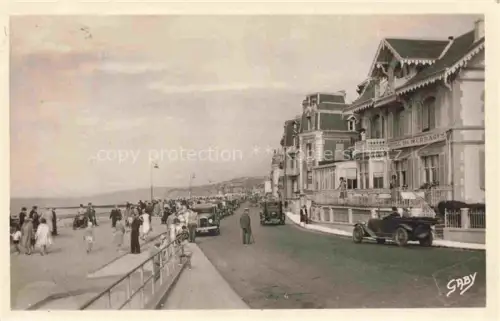 AK / Ansichtskarte VILLERS-SUR-MER Lisieux 14 Calvados Digue Hotel-des-Merrages Promenade Automobile Strandpromenade Spaziergaenger