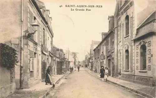 AK / Ansichtskarte Saint-Aubin-sur-Mer CAEN 14 Calvados Grande-Rue Strassenszene Geschaefte Bewohner Kopfsteinpflaster