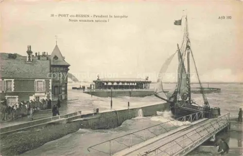 AK / Ansichtskarte Port-en-Bessin-Huppain BAYEUX 14 Calvados Pendant-la-tempête Segelboot Hafeneinfahrt Pier Sturm Wellen Fischerboot