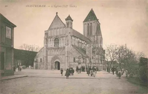 AK / Ansichtskarte OUISTREHAM Caen 14 Calvados Eglise-XII-Siècle Romanik Kirchturm Kirchenplatz Passanten Dorfbewohner