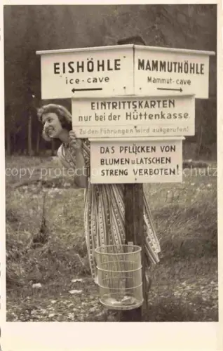 AK / Ansichtskarte Obertraun Traunviertel Oberoesterreich AT Eishoehle Mammuthoehle Hinweisschild Huettenkasse Wegweiser Frau