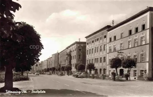 AK / Ansichtskarte Tittmoning Salzach Stadtplatz Wohnhaeuser Strasse Baeume Autos