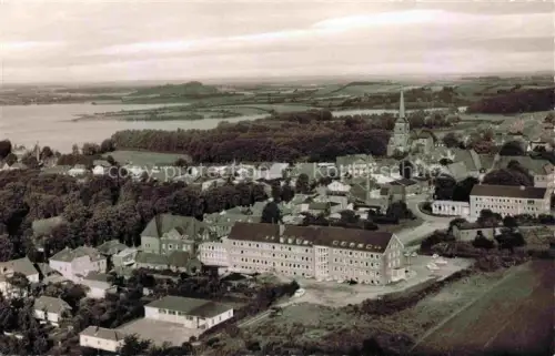 AK / Ansichtskarte Bad Segeberg Kirchturm Wohnhaeuser See Felder Luftaufnahme