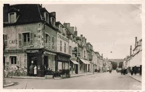 AK / Ansichtskarte Saint-Amand-Montrond Saint-Amand-Mont-Rond 18 Cher Rue-Nationale Café Tabac Chaussures Fahrraeder Geschaefte Autos Passanten