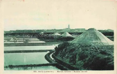 AK / Ansichtskarte Batz-sur-Mer Saint-Nazaire 44 Loire-Atlantique Marais-Salants Mutons-de-Sel Salzwiesen Salzhaufen Teiche Kirchturm Arbeiter