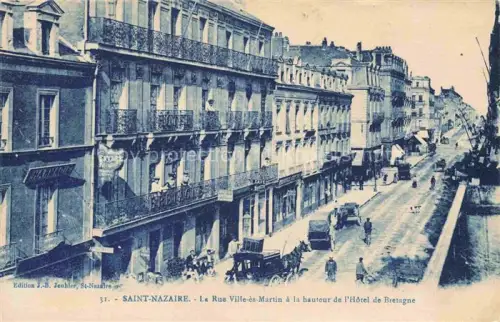 AK / Ansichtskarte ST-NAZAIRE  SAINT-NAZAIRE 44 Loire-Atlantique Rue-Ville-ès-Martin Hôtel-de-Bretagne Strassenszene Pferdekutsche Gebaeude Passanten Kran