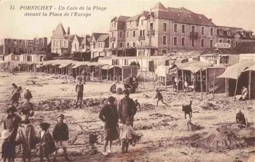 AK / Ansichtskarte PORNICHET Saint-Nazaire 44 Loire-Atlantique Plage Place-de-l Europe Strand Badehuetten Badegaeste Haeuser BAINS Kinder