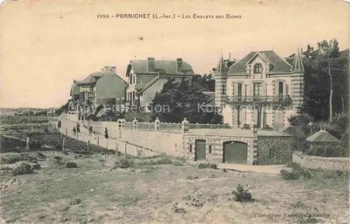 AK / Ansichtskarte PORNICHET Saint-Nazaire 44 Loire-Atlantique Chalets-des-Dunes Villen Duenen Passanten Mauer Gaerten