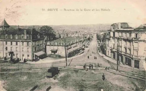 AK / Ansichtskarte BRIVE -LA-GAILLARDE 19 Correze Avenue-de-la-Gare Hotels Panorama Strasse Passanten Baeume