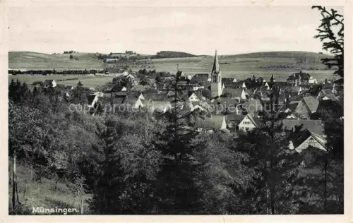 AK / Ansichtskarte Muensingen BW Stadtansicht Kirchturm Fachwerk Huegel Wald Panorama