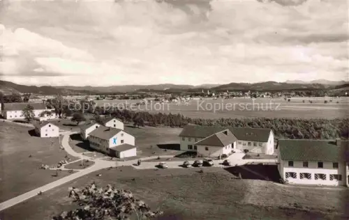 AK / Ansichtskarte Neutrauchburg Isny Allgaeu Bayern Isny-im-Allgaeu Felder Gebaeude Berge Allgaeu Ortsansicht Haeuser