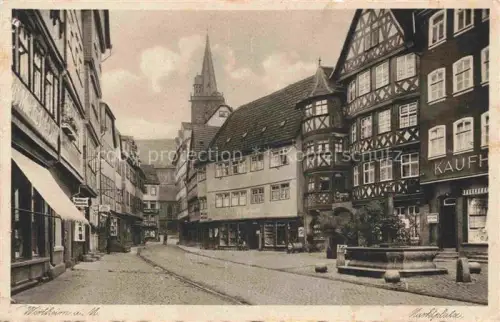AK / Ansichtskarte Wertheim Main BW Marktplatz Fachwerkhaus Brunnen Kirchturm Kaufhaus Geschaefte Kopfsteinpflaster