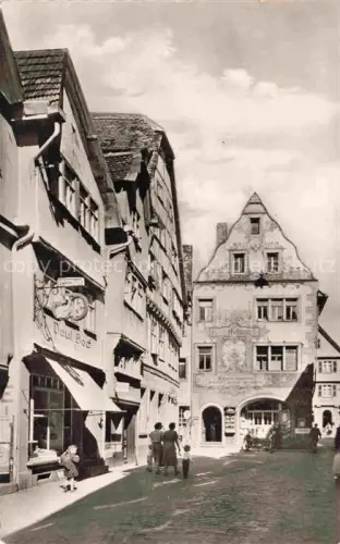 AK / Ansichtskarte Wertheim Main BW Haus-Goetzelmann Altstadt Gasse Fachwerkhaus Geschaefte Passanten Wandmalerei