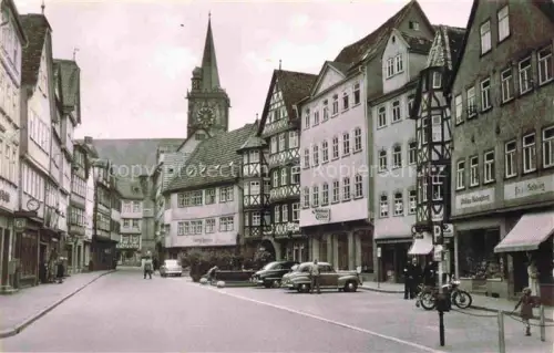 AK / Ansichtskarte Wertheim Main BW Marktplatz Fachwerkhaus Kirchturm Autos Motorrad Geschaefte Passanten