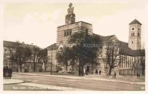 AK / Ansichtskarte NEU-ULM Bayern Stadtpfarrkirche Kirchturm Kreuz Baeume Passanten Platz