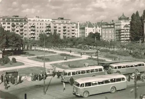 AK / Ansichtskarte BRATISLAVA Pressburg Pozsony SK afárikovo-námestie Busse Park Wohnbloecke Passanten Stadtverkehr